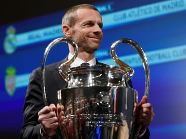 Le président de l'UEFA Aleksander Ceferin brandit le trophée de la Ligue des champions lors de la cérémonie du tirage au sort à Nyon, le 21 avril 2017 