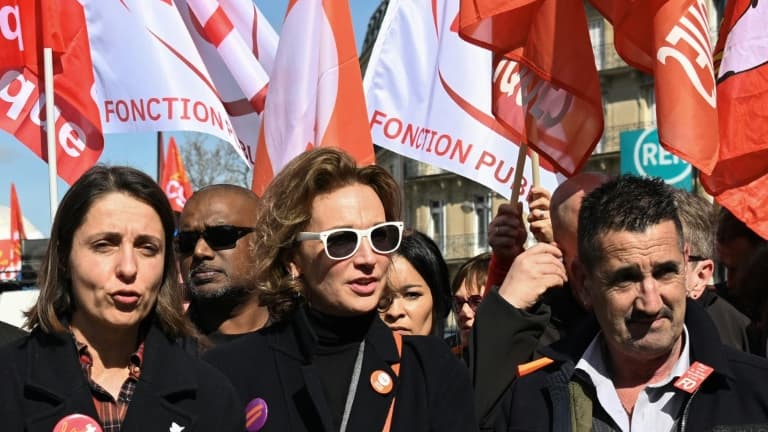(de G à D) Les secrétaires généraux de la CGT Sophie Binet, de la CFDT Marylise Léon et de FO Frédéric Souillot participent le 19 mars 2024 à une manifestation des fonctionnaires pour demander une hausse de salaire