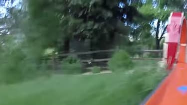 Une petite caméra type GoPro sur une voiture miniature et le tour est joué!