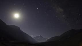 Vue nocturne du Mont Everest. Une étude publiée dans la revue scientifique Nature conclut que le nombre d'étoile dans l'univers est trois fois plus important qu'on ne le croyait jusqu'à présent. /Photo d'archives/REUTERS/David Gray