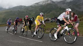 Tadej Pogacar en jaune lors de la 18e étape du Tour de France entre Vif et le col de la Loze, le 24 juillet 2025.