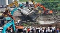 Trois responsables des chemins de fer chinois ont été destitués dimanche, au lendemain d'une collision entre deux trains express, qui a fait au moins 43 morts et 12 blessés graves dans l'est de la Chine. /Photo prise le 24 juillet 2011/REUTERS/Aly Song