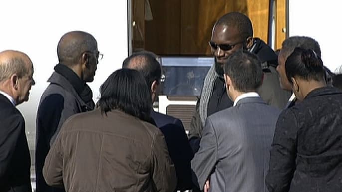 Thierry Dol, entouré de ses proches, échange quelques mots avec François Hollande, à sa descente d'avion.