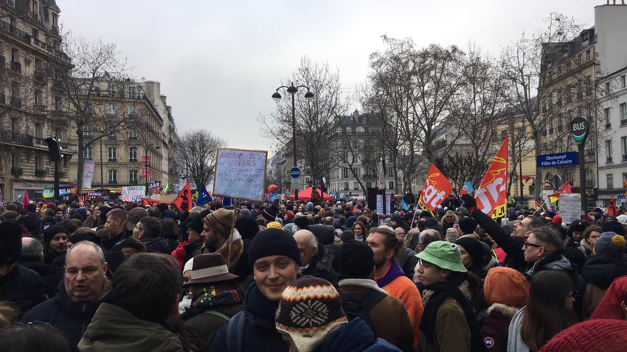Le cortège, trop dense, est bloqué au niveau du Cirque d'hiver. 