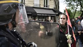 Face à face entre une manifestante et un CRS le 1er-Mai. (photo d'illustration)