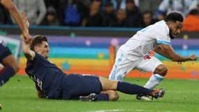 Thomas Meunier tacle Jordan Amavi, lors de OM-PSG
