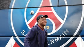 Kylian Mbappé devant un logo du PSG en mars 2024