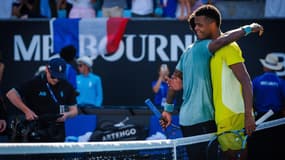 La belle accolade entre Gaël Monfils et Giovanni Mpetshi Perricard, le 14 janvier 2025 à l'Open d'Australie