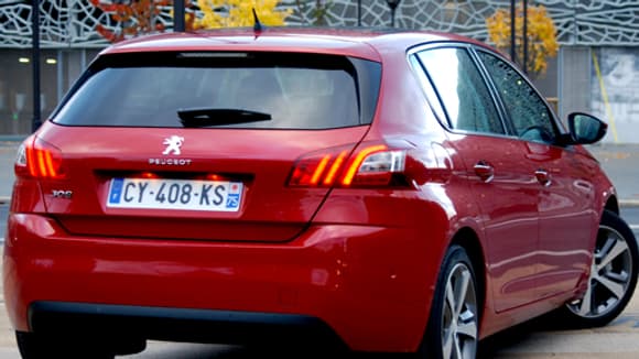 Avouez que sous cet angle, la 308 n'a pas à rougir face à la Golf. Avouez que sous cet angle, la 308 n'a pas à rougir face à la Golf.