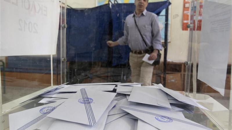 Dans un bureau de vote à Athènes, dimanche. Exaspérés par la récession et l'austérité, les électeurs grecs ont lourdement sanctionné dimanche les deux grands partis, Nouvelle démocratie (ND, droite) et le Parti socialiste (Pasok), et offert à la gauche ra