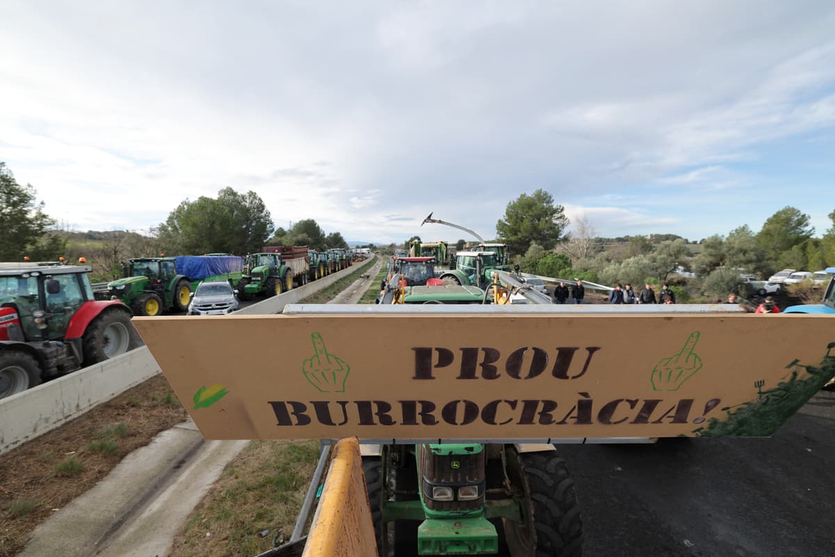 Colère des agriculteurs une autoroute reliant l'Espagne à la France