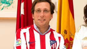 Jose Luis Martinez Almeida avec un maillot de l'Atlético de Madrid, le 23 septembre 2019