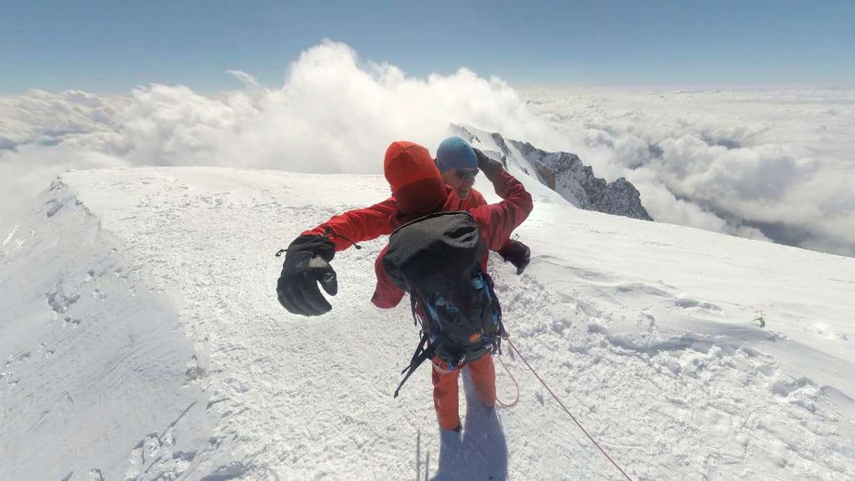 Les alpinistes au sommet du Mont Blanc Les alpinistes au sommet du Mont Blanc