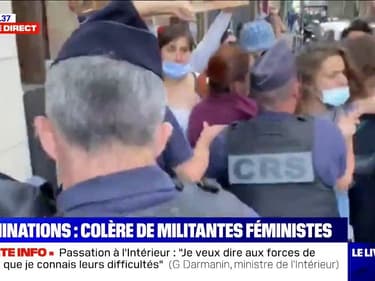 Des féministes manifestent devant le ministère de l'Intérieur en marge de la prise de fonction de Gérald Darmanin