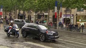 Emmanuel Macron a fait une halte à l'endroit où Xavier Jugelé a été assassiné sur les Champs-Elysées.