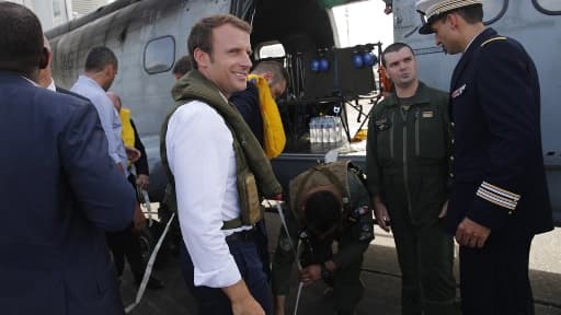 Emmanuel Macron avant son départ de Guadeloupe pour Saint-Martin, en hélicoptère
