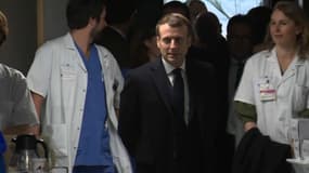 Emmanuel Macron a visité un service de médecine intensive et réanimatoire où sont pris en charge  les patients graves