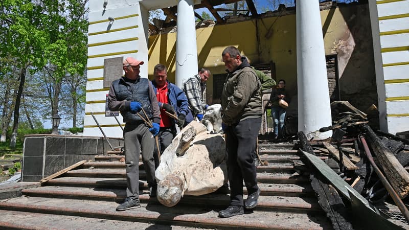 Les employés du musée Hryhorii Skovoroda Literary Memorial, transportant une statue, à Skovorodynivka le 7 mai 2022 (Photo d'illustration)