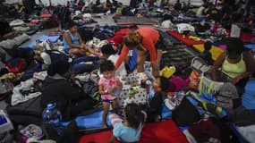 Le stade de la capitale, servant d'abri pour les migrants, est à présent rempli au maximum de sa capacité.