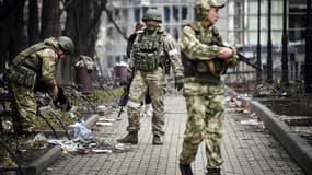 Des soldats russes dans les rues de Mariupol le 12 avril 2022