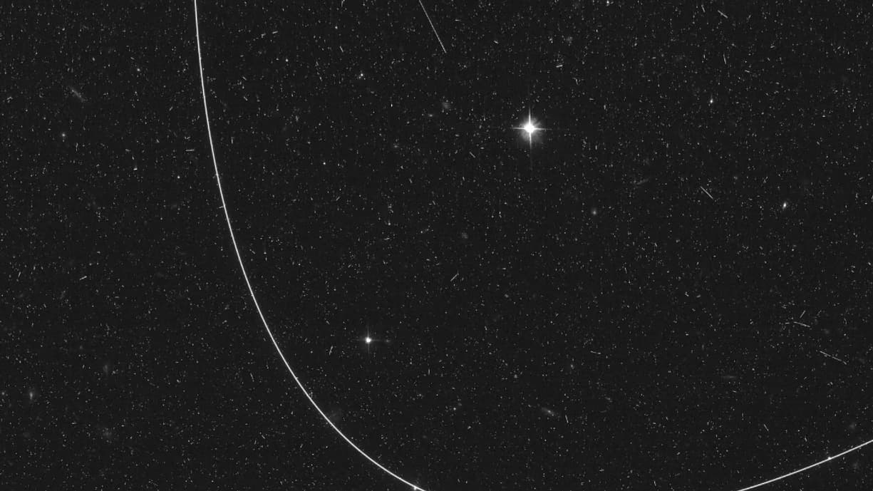 Une photographie prise par le télescope Hubble polluée par une trainée d'un satellite.