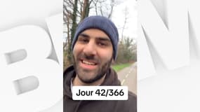 Nicolas Masset en pleine marche à pied hivernale sur une route de campagne.