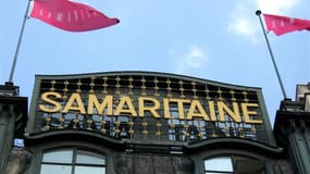 Façade du bâtiment de la Samaritaine, face à la Seine, lors de sa fermeture en 2005 pour des raisons de sécurité. Le groupe LVMH a annoncé mercredi avoir obtenu le feu vert de la Ville de Paris pour la construction du site de la "nouvelle" Samaritaine, qu