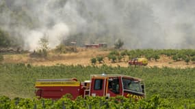 Des sapeurs-pompiers lors d'un incendie de forêt, à Saint-Laurent-de-la-Cabrerisse, dans l'Aude, le 7 août 2025.