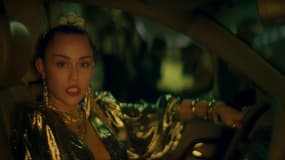 Miley Cyrus dans le clip de "Nothing Breaks Like A Heart"