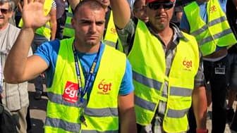 Les salariés de la raffinerie du groupe américain LyondellBasel de Berre-l'Etang, près de Marseille, votent la reconduction de leur mouvement de grève. La direction a annoncé mardi la fermeture du site et 370 emplois sont menacés. /Photo prise le 29 septe