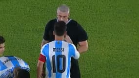 La colère de Lionel Messi contre l'arbitre lors du match Paraguay-Argentine (2-1, qualifs Coupe du monde 2026), le 14 novembre 2024