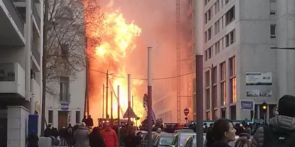 Un incendie s'est déclaré mardi vers midi dans le quartier de la Joliette, à Marseille. Un incendie s'est déclaré mardi vers midi dans le quartier de la Joliette, à Marseille.