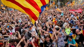 Des personnes célébrant la déclaration d'indépendance de la Catalogne le 27 octobre 2017.