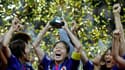 La Japonaise Homare Sawa, qui a inscrit le but de l’égalisation en prolongations, lève la Coupe du monde pour la première fois de l’histoire de son pays.