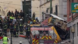 
La police et les pompiers interviennent sur le site d'un accident de funiculaire à Lisbonne, le 3 septembre 2025