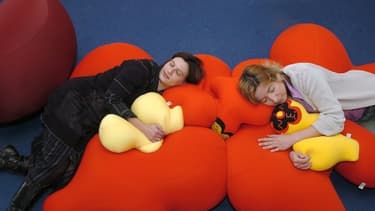 Certaines sociétés ont reconnu les bienfaits de la sieste et ont aménagé des espaces dédiés.