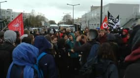 Une centaine de manifestants ont accueilli Emmanuel Macron.