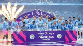 Les joueurs de Manchester City fêtent leur titre de champions d'Angleterre, après leur match de Premier League à domicile contre Everton, le 23 mai 2021 à l'Etihad Stadium