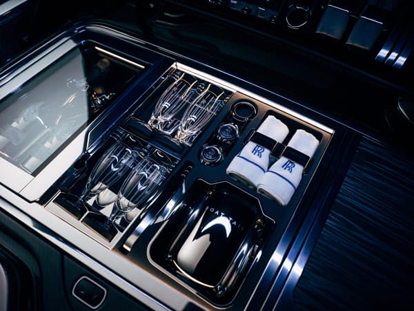 Un réfrigérateur et de quoi servir le champagne, une des options très luxueuses de cette Rolls-Royce Boat Tail.
