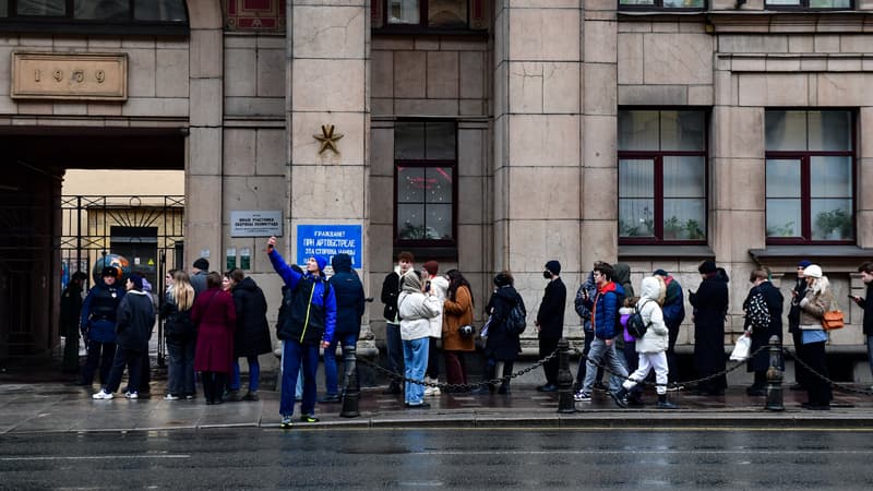 Contre Poutine et en hommage à Navalny: à midi en Russie, des électeurs se sont rassemblés dans les bureaux de vote