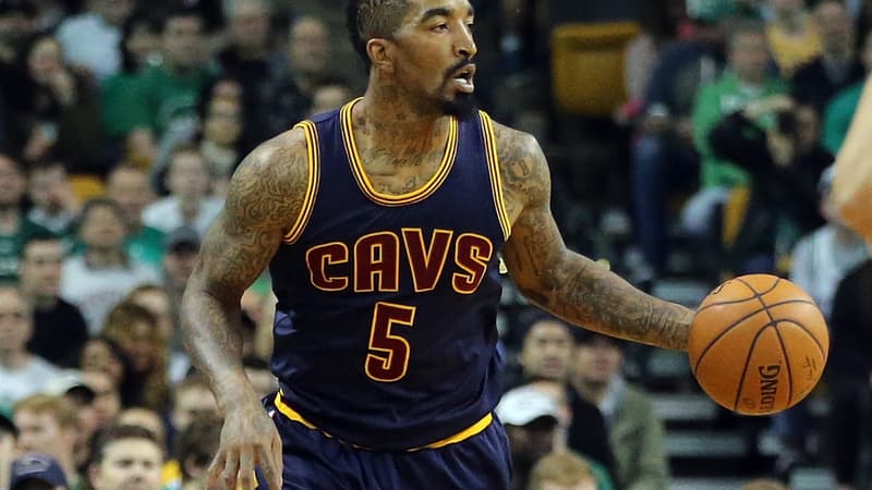 J.R. Smith (Cleveland Cavaliers) a gentiment offert un panier à Tony Snell et aux Milwaukee Bucks.