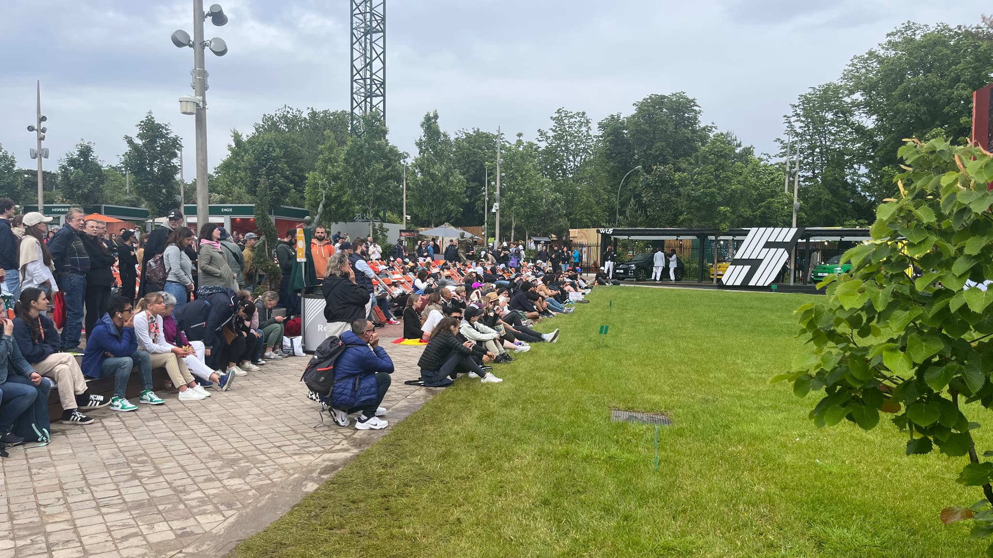 Les spectateurs regardent Nadal-Zverev à Roland-Garros, le 27 mai 2024. Les spectateurs regardent Nadal-Zverev à Roland-Garros, le 27 mai 2024.