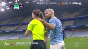 Sergio Agüero avec une arbitre lors du match Manchester City-Arsenal, le 17 octobre 2020