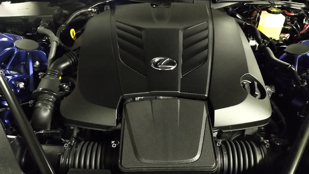 Lexus a placé dans ce cabriolet V8 32 soupapes de 464 chevaux, sans turbo ni aucune aide électrique. Lexus a placé dans ce cabriolet V8 32 soupapes de 464 chevaux, sans turbo ni aucune aide électrique.
