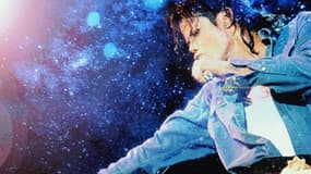 L'image de Michael Jackson projetée en grand, lors de la soirée organisée en la mémoire du chanteur, le 7 juillet 2009, à Los Angeles.