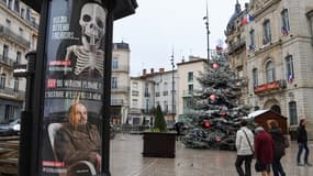 Des habitants de Béziers en train de marcher dans la ville début décembre 2017 (Photo d'illustration)