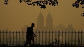 Des personnes marchent dans Central Park alors que la fumée des incendies de forêt au Canada provoque des conditions brumeuses à New York City le 7 juin 2023.