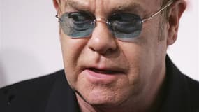 Le chanteur britannique Elton John est devenu père pour la deuxième fois après la naissance le 11 janvier à Los Angeles d'un petit Elijah Joseph Daniel Furnish-John grâce à une mère porteuse. /Photo prise le 15 octobre 2012/REUTERS/Carlo Allegri