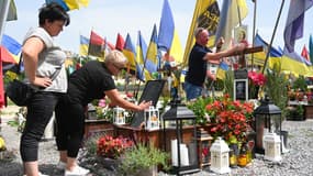 Des Ukrainiens se recueillent dans le cimetière de Lytchakiv, à Lviv, le 22 juin 2024 (image d'illustration)