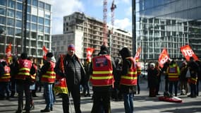 Rassemblement de soutien à quatre anciens salariés de RTE devant le tribunal de Paris le 28 février 2023, photo d'illustration